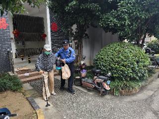 独居老人迷路，热心城管伸援手