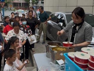 合肥一小餐馆女老板卖5元爱心餐给病患家属 无数微光汇聚温暖求医路