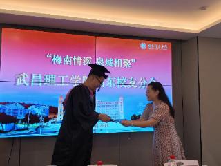 一个人的毕业典礼 母校老师跨越千里为他补上毕业仪式