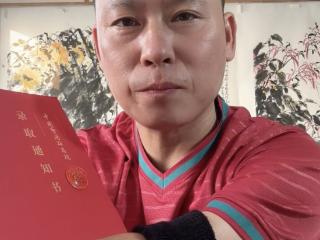 43岁皖籍无手画家王恒收到博士录取通知书，考博三年终圆梦，他说“我命由我不由天”