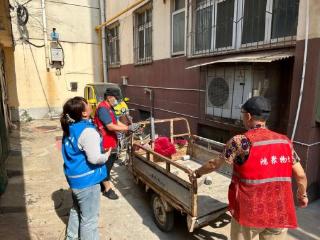 济宁市任城区阜桥街道刘庄社区：除废旧太阳能，消除隐患护民生