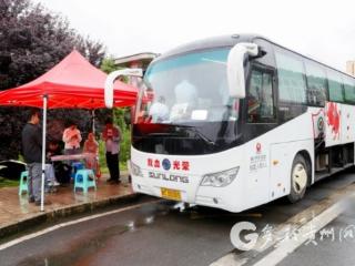 无偿献血传大爱 凤冈干群献热血