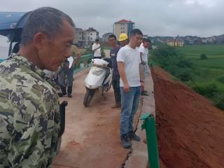 风雨同心守鄱湖 鄱阳县白沙洲乡干群并肩筑牢防汛安全堤