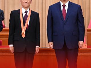 追光的你丨总书记向他们颁授勋章