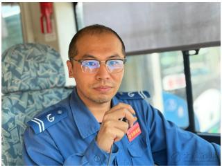 路遇男孩摔倒 司机出手相救