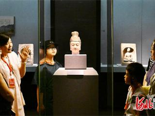 河北博物院：网红文物“占C位” 游客打卡更方便