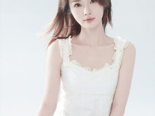 凌嘉白裙见组照释出 清透温柔勾勒少女与优雅双重质感