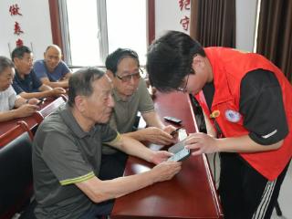 北戴河区车站社区开展“智慧助老·乐享银龄”志愿服务活动