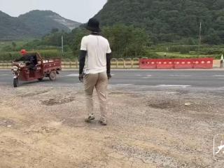 路遇老人爆胎 小伙自掏120元帮换胎却称只花10元