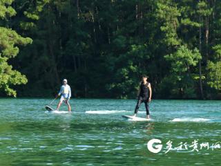 绥阳县卧龙湖景区：300名外地游客沉浸式乐享山水风光