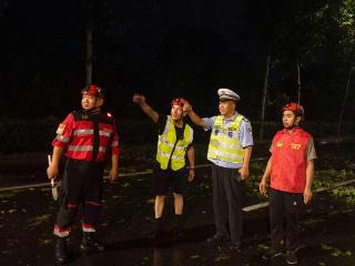 聊城市东昌府区交通管理大队雨夜坚守保畅通