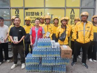 星洲湾社区暖心慰问新就业群体