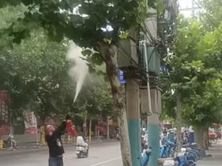 路边电线起火 蚌埠公交车驾驶员“教科书式”扑救