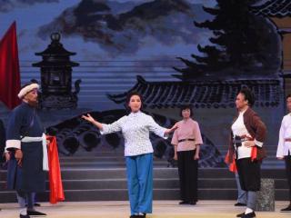 东湖评论：银发丹心唱红梅 戏曲传魂贺百年