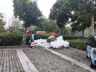济宁市任城区南张街道满庄社区：清理小区杂物乱堆,网格员守护整洁家园
