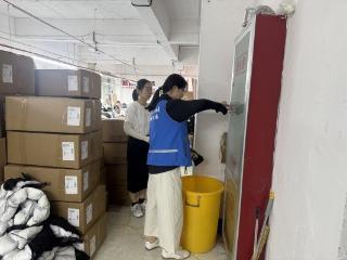 济宁市任城区南张街道悦心社区开展“消防宣传进商铺 网格护航保平安”宣传活动