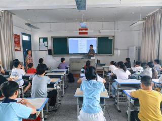 深学全会精神 书香伴夏成长
