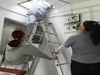 济宁市任城区阜桥街道安阜街社区：雨后抢修暖民心，快速处置解民忧