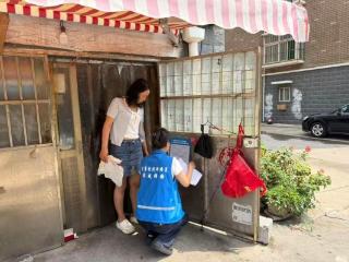 济宁市任城区安居街道李庄社区开展“消防安全入户，筑牢经营与家庭安全防线”宣传活动