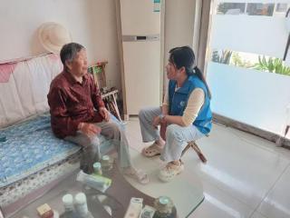 济宁市任城区安居街道八里庙社区开展“清凉夏日入家门 网格温情暖独居”志愿服务活动