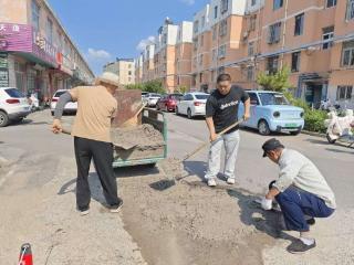 济南市莱芜区凤城街道御园社区：合力修缮破损路面 便利居民日常出行