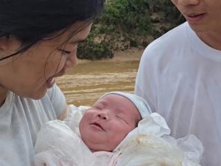 洪水围困横州四口之家，出生25天婴儿被消防员安全转移后笑了