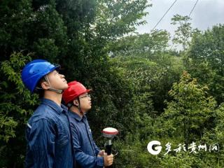 严把基建质量关 南方电网兴义供电局核查新建杆塔基础施工质量