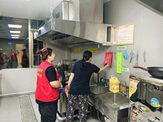 济宁市任城区李营街道凤苑社区开展“信用+平安度夏筑防线 守护居民万家安”宣传活动