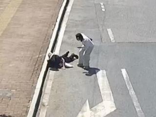 肥东街头一老人晕倒 白衣女子停车暖心施救
