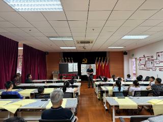 笔墨润童心，海德社区老党员开设书法公益课
