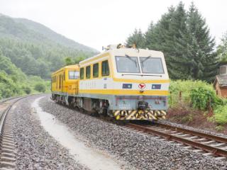 风雨鏖战16小时 轨道车轮守护山区铁道通途