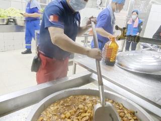 千里驰援送皖味！安徽志愿者驰援广西，为1200余名受灾群众供餐
