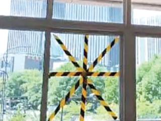 台风天“米”字贴窗有用吗？还要记得提前拉好窗帘