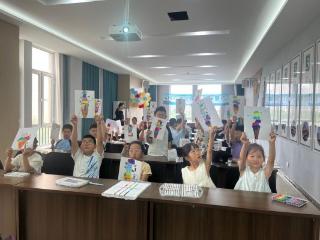 济宁市任城区李营街道任旺社区七彩暑托班开设“七彩画笔绘童趣 暑托美育润童心”趣味美术课堂