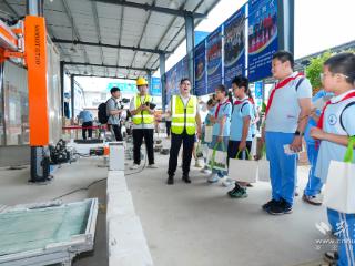 在湖北建院，师生指挥机器人砌了一面墙