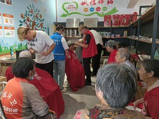 济宁市任城区仙营街道南岱社区开展“夏日送清凉 理发暖民心 ”免费爱心理发志愿服务活动