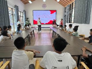 校地携手护童心 青春赋能兴乡村 —— 清华学子结对“微爱妈妈”开展暑期儿童关爱活动
