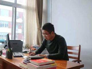 党建引领育桃李 初心如磐担使命——记荣成市政协委员、优秀党务工作者李晓刚