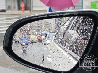 吉镜头｜雨中坚守
