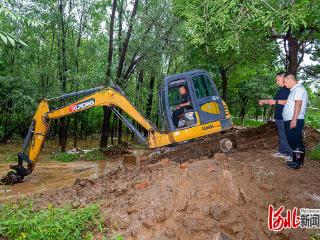 闻汛而动 守护安全｜清淤排险 为群众筑起“安全坝”