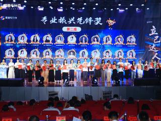 耶鲁专升本2025-2026学年优秀教师表彰大会在郑州举行