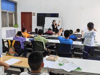 济宁市任城区阜桥街道海关路社区：趣味课堂启新知，乐学善思伴暑假