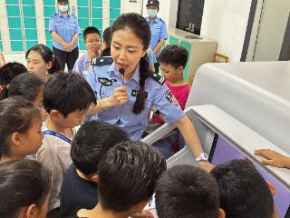 穿法袍、敲法槌！许昌这波“小小法官”研学太酷了！