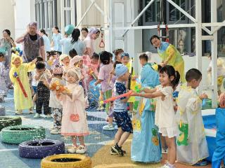 石家庄长安十二幼举行夏日趣味戏水活动