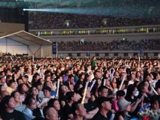 洛琦携机器人舞团燃爆凤凰城！2026青春超燃巨星演唱会河北唐山站圆满落幕