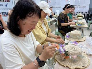 斜塘社区开展“帽檐生花，夏日诗意”主题活动