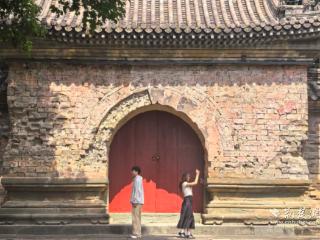 古建红墙舞青春 大学生实践团在武当山接受红色教育洗礼