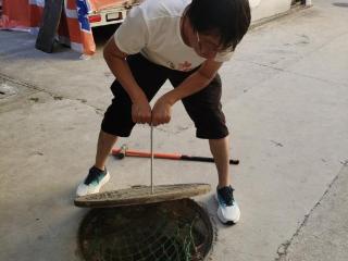 济宁市任城区阜桥街道枣店阁社区：排查下水篦子隐患，筑牢雨季防汛安全防线