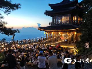 汇川区“云见·西风台”：落日为幕，歌声伴耳！