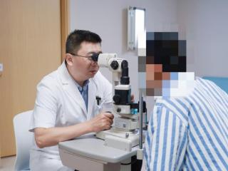 视力1.0却查出巨大视网膜裂孔！眼科专家“逆向”手术保住光明